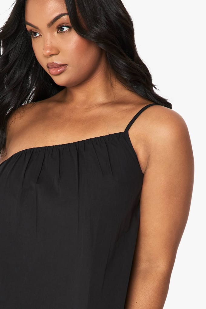 boohoo Dames Plus Katoenen Popeline One-Shoulder Cami | Black | Maat: 28