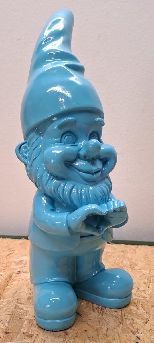 Kabouter met Hartje gebaar Blauw - 37 cm - Polystone - Glanzend Gekleurd - Trendy Kabouter Beeld voor in Huis / Woonaccessoire