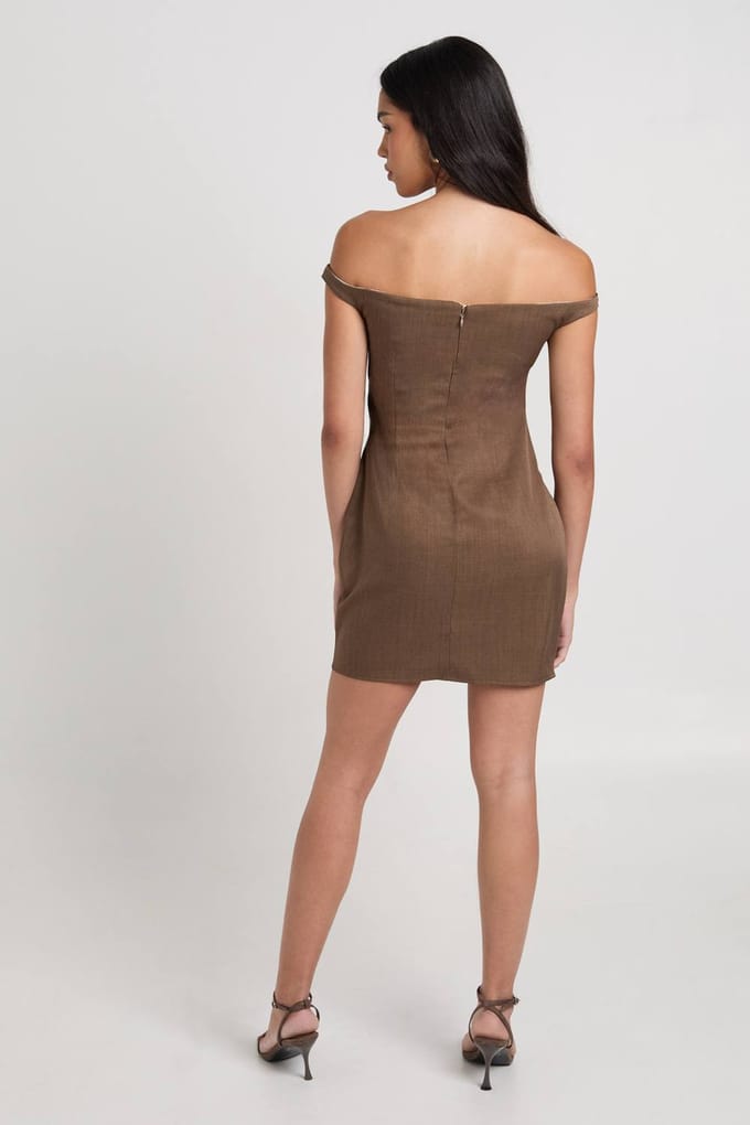 boohoo Dames Bardot Cup Detail Getailleerde Mini Jurk | Chocoladebruin | Maat: 36