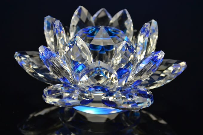 Luxe Kristallen Lotus Bloem – Blauw Accent en Elegant Design