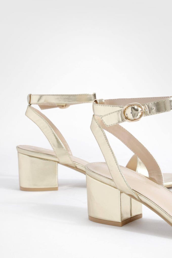 boohoo Dames Wide Fit Metallic Low Block Barely There Heels | Goud | Maat: 37