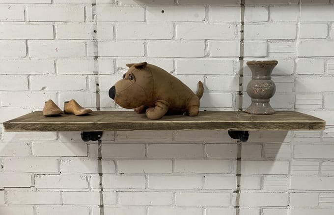 Steigerhouten vintage plank met steunen. Pijpconstructie. Stoer.