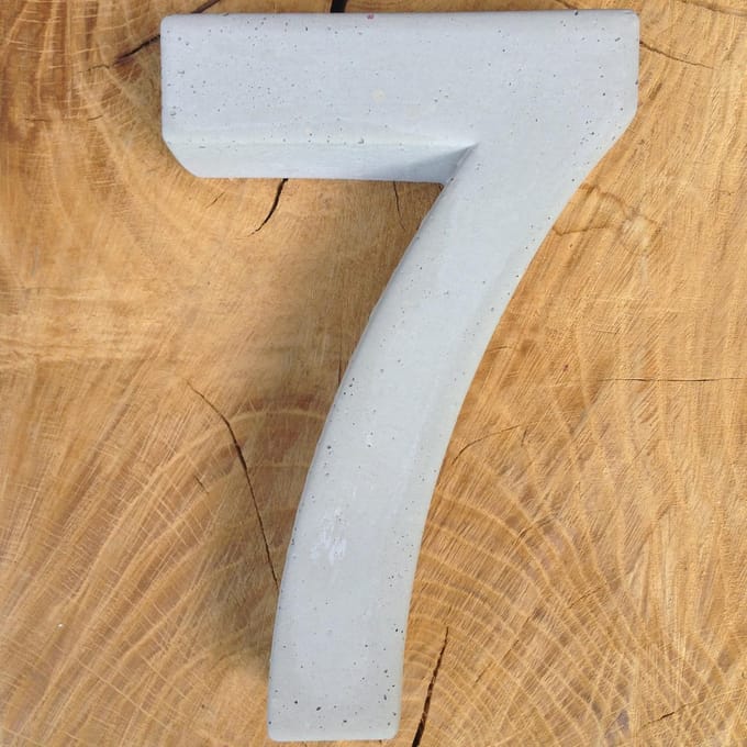 betonnen huisnummer 7, nummer zeven van beton