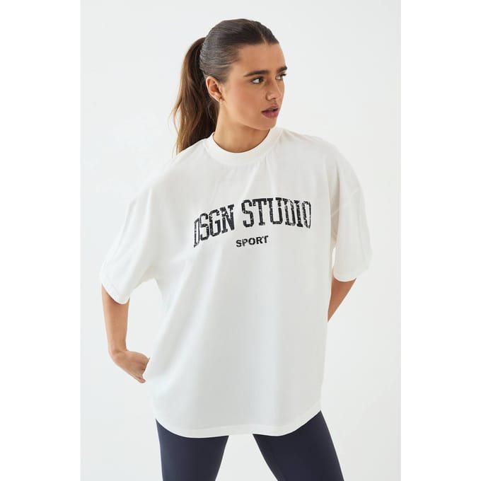 Dames Dsgn Studio Collegiate Bedrukt Oversized T-shirt | Creme | Maat: Medium