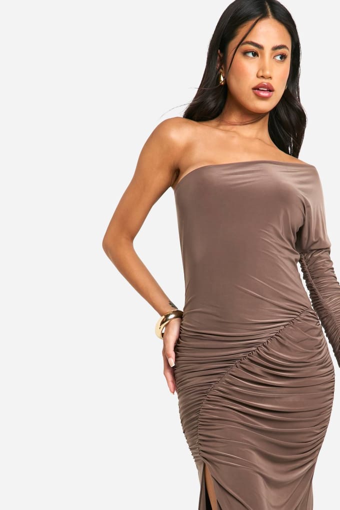 boohoo Dames One-shoulder slinky geroqueerde maxi-jurk | Mokka | Maat: 44