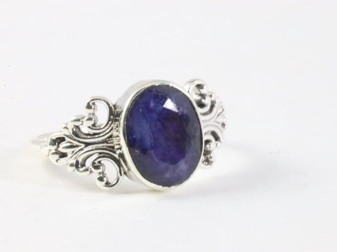 Fijne bewerkte zilveren ring met blauwe saffier - maat 20