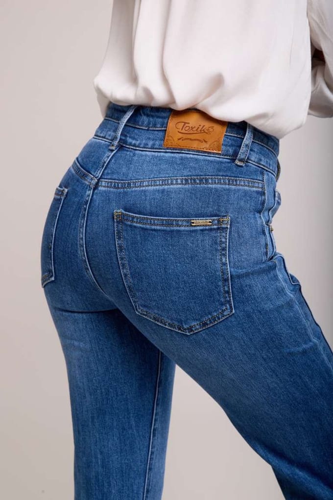 Toxik3 - Jeans met split en dubbele knoop