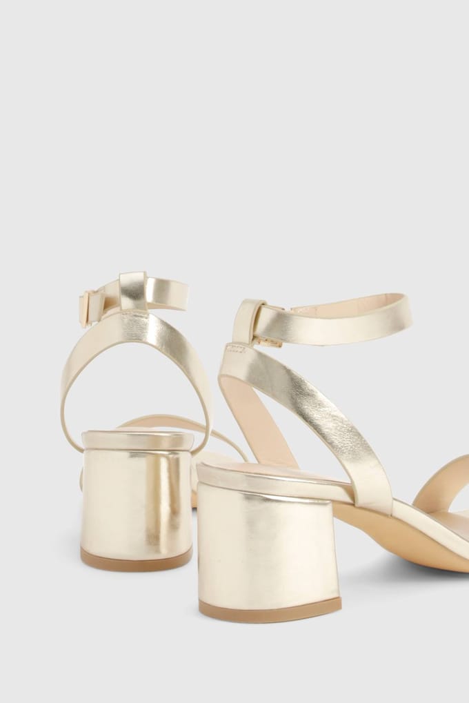 boohoo Dames Wide Fit Metallic Low Block Barely There Heels | Goud | Maat: 40