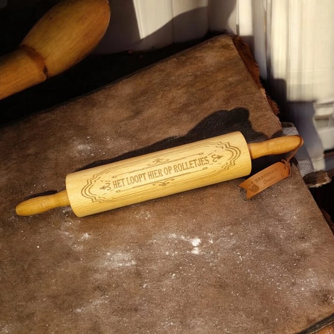 Baardmans Creaties - Luxe deegroller met tekst -Het loopt hier op rolletjes - Beukenhout