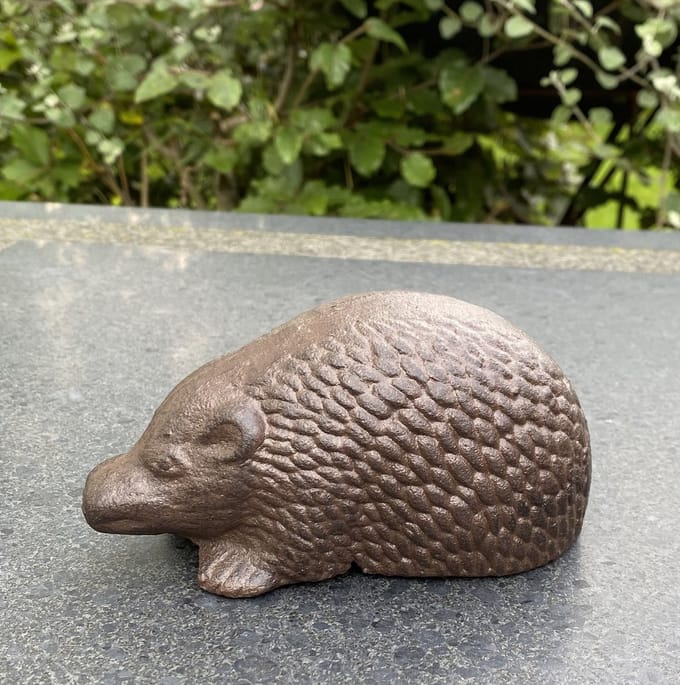 Dierfiguur gietijzer egel donkerbruin