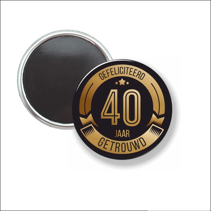 Button Met Magneet 58 MM - Gefeliciteerd 40 Jaar Getrouwd - NIET VOOR KLEDING