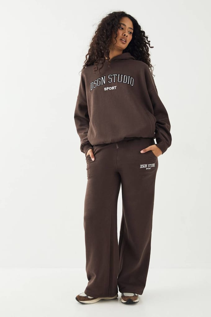 Dames DSGN Studio Collegiate Applique Rechte Pijp Jogger | Espresso | Maat: Medium