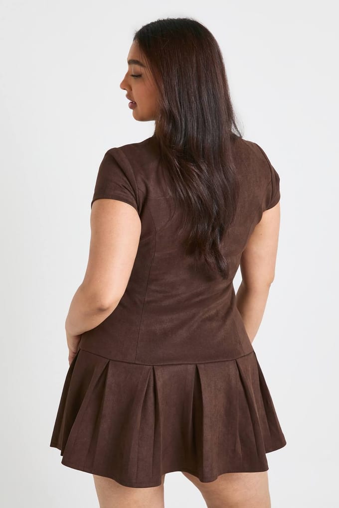 boohoo Dames Plus synthetisch suede korte mouwen geplooide mini jurk | Chocoladebruin | Maat: 56