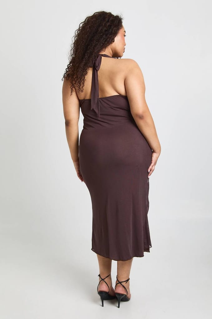boohoo Dames Plus Halter Goudkleurige Trim Geplooid Midaxi | Chocoladebruin | Maat: 54