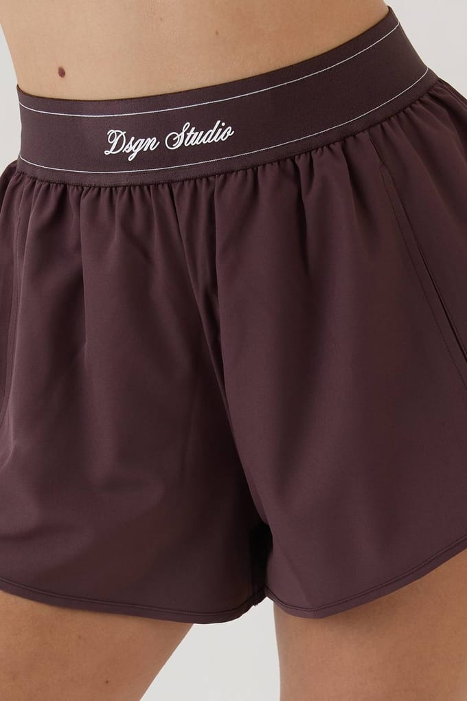 Dames Dsgn Studio Geweven Short Met Elastische Taille En Losse Pasvorm | Chocoladebruin | Maat: Medium