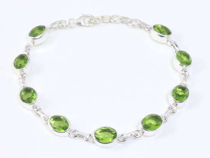 Hoogglans zilveren armband met peridoot