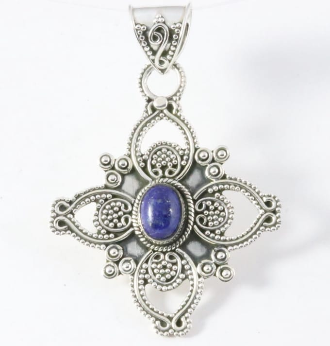 Traditionele bewerkte zilveren hanger met lapis lazuli