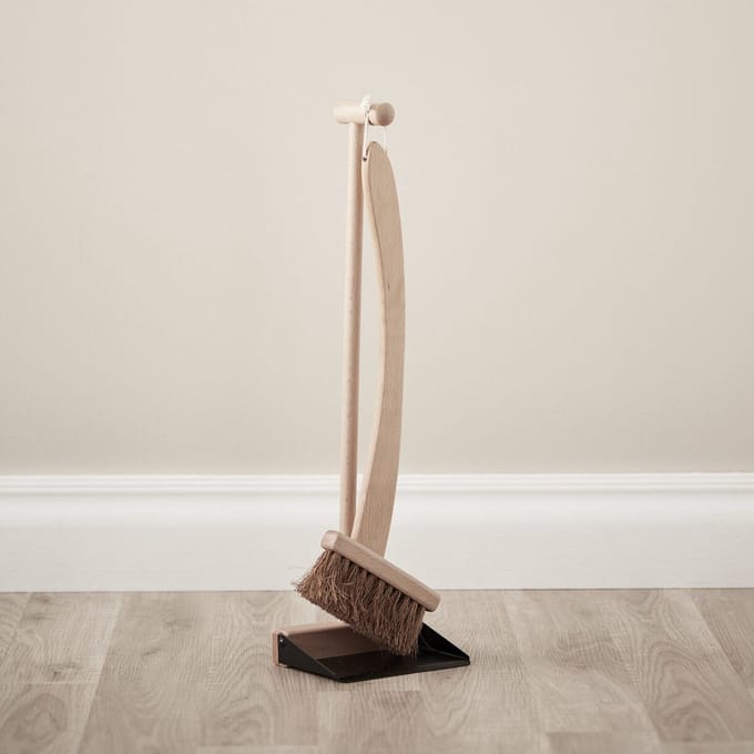 Kids Concept - Brush and dustpan BISTRO (1000342)