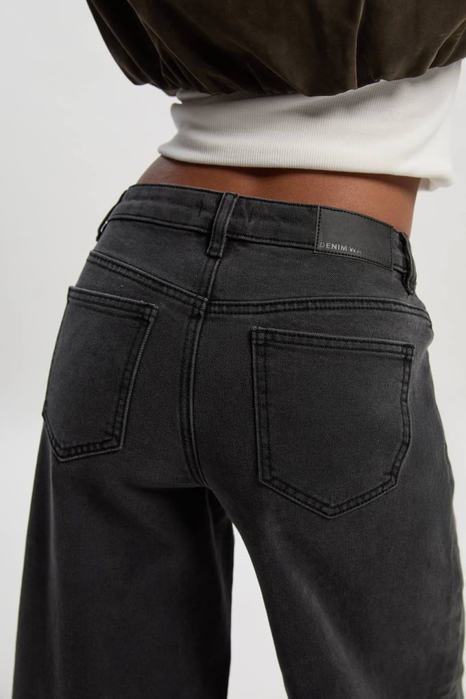 boohoo Dames Petite opgerolde hoge taille rechte pijp jeans | Washed Black | Maat: 16