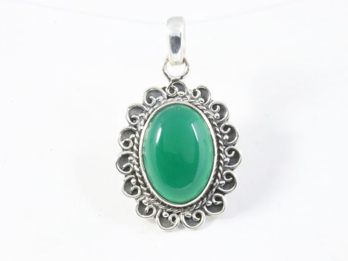 Fijne bewerkte zilveren hanger met groene onyx
