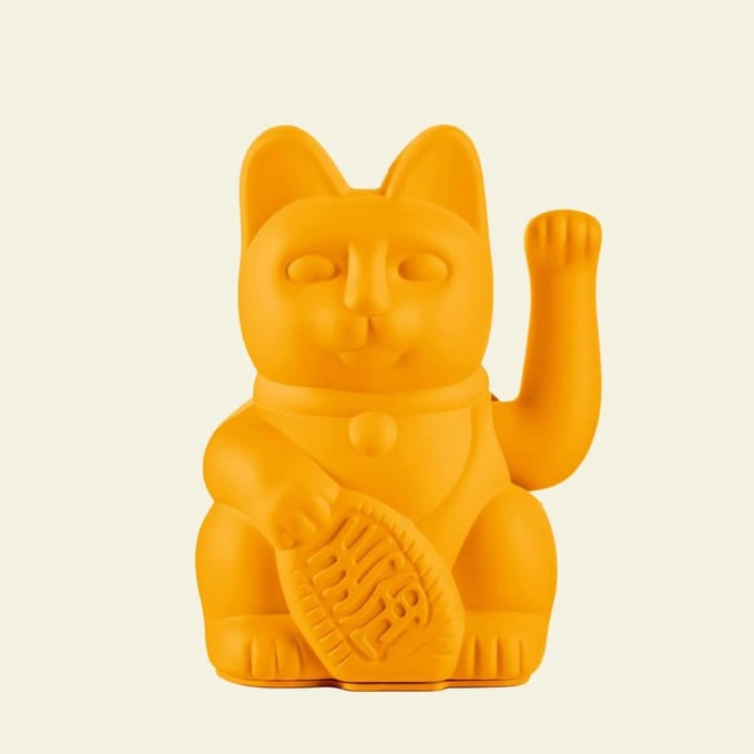 Lucky Cat – Zwaaiende Kat – Deep Yellow – Moderne Maneki Neko – 15 cm – Donkey
