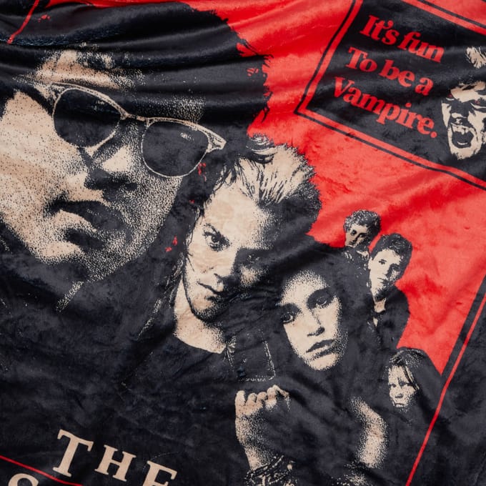 The Lost Boys Fun To Be A Vampire Fleecedeken - M