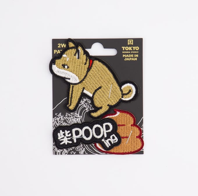 Tokyo Design Studio – Patch 2Way Shiba-Dog POOPing – Strijkpatch en Sticker – 6 x 7 cm – Veelkleurig