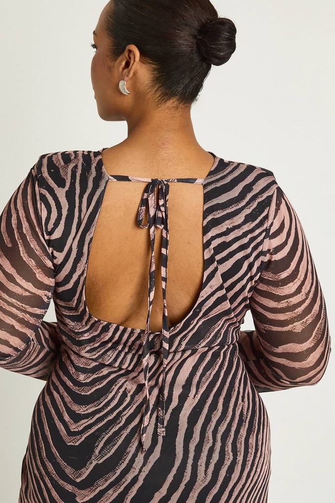 boohoo Dames Plus Zebra Schoudervulling Midaxi Jurk | Black | Maat: 16
