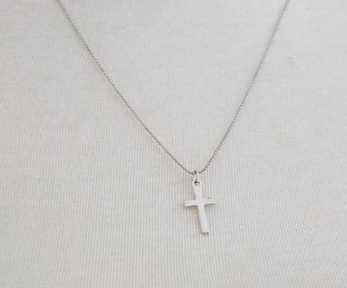 Ketting met hanger kruisje zilverkleur.