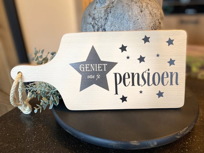 Creaties van Hier - Serveerplank met tekst - Broodplank met tekst - Pensioen - 35 cm - Hout
