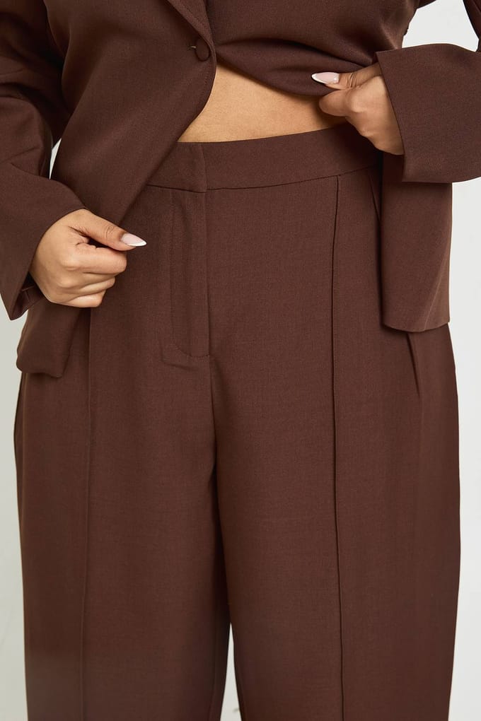 boohoo Dames Plus Barrel Pijp Gesneden Broek | Chocoladebruin | Maat: 44