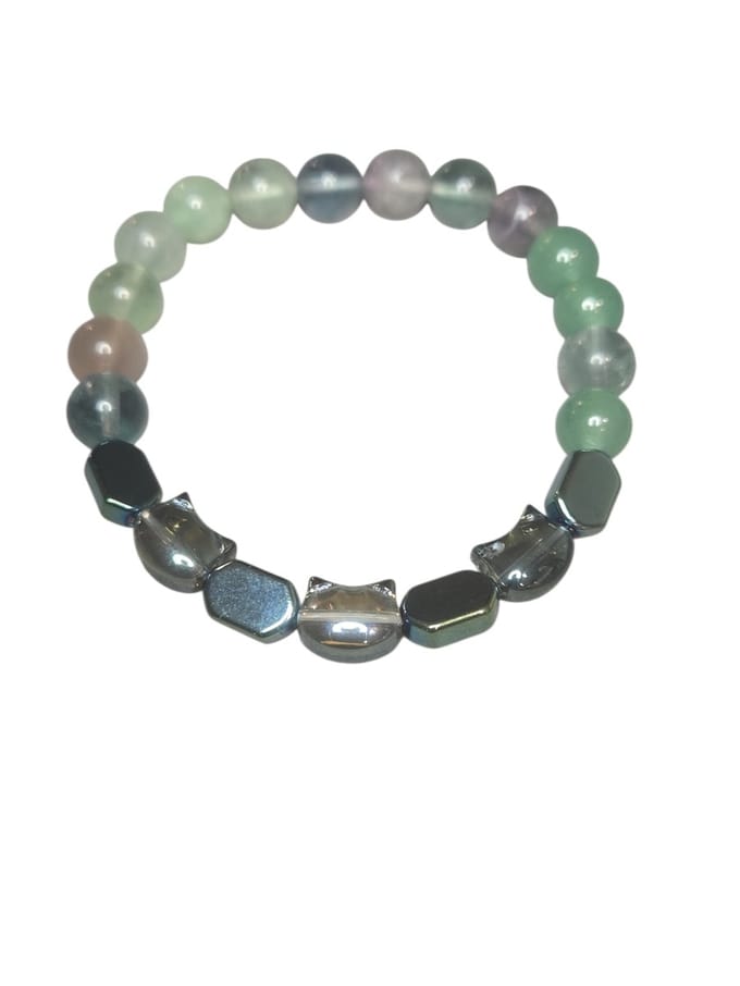 Fluoriet armband met kattenkralen als bedels.