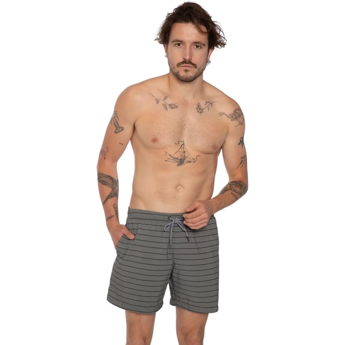 Strand shorts Protest Sharif