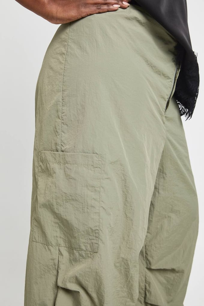boohoo Dames Plus Nylon Cargo Broek met Bungee Zoom | Khaki | Maat: 22