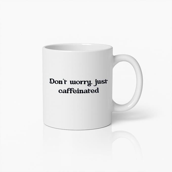Don't Worry Just Caffeinated Koffiemok – Grappige Cadeaubeker voor Koffieliefhebbers