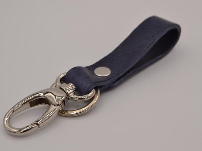 BLAUWE SLEUTELHANGER MET STRAK DESIGN. GEMAAKT VAN TOP KWALITEIT ITALIAANS VOL NERF LEDER