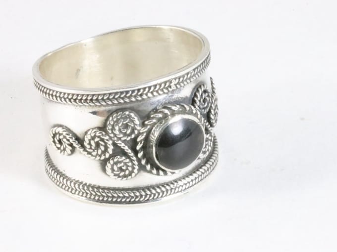 Brede bewerkte zilveren ring met zwarte agaat - maat 18