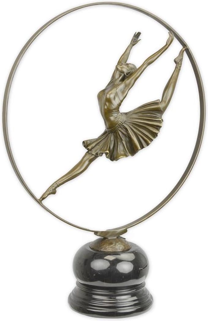 EEN BRONZEN SCULPTUUR VAN EEN RINGDANSERES