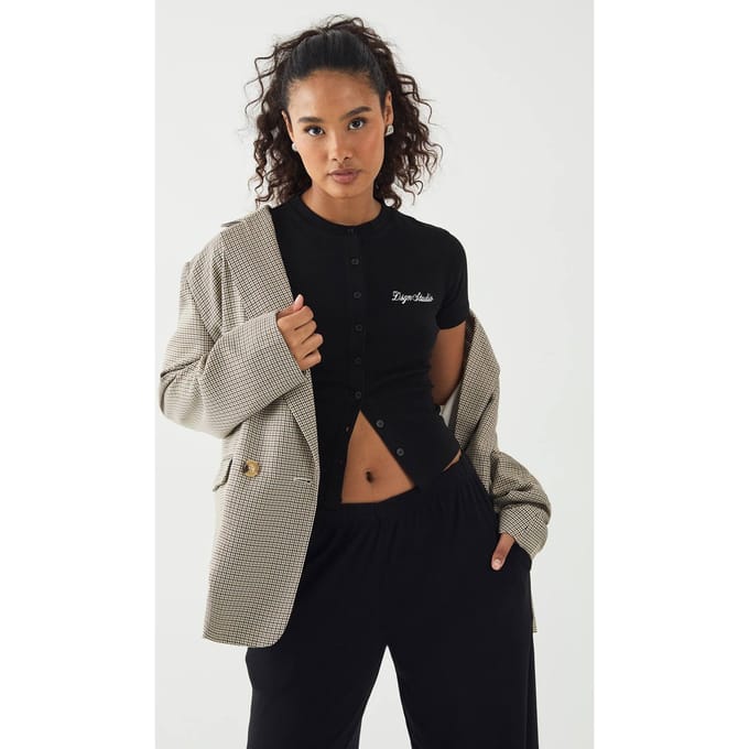 Dames DSGN Studio Script Borduurwerk Geribbeld Doorknoop Korte Mouw Top | Black | Maat: 2XL