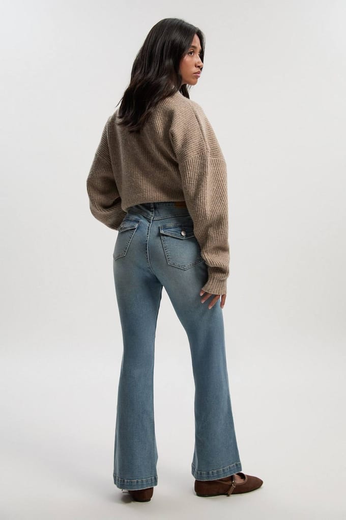 boohoo Dames Petite Mid Rise Y2K Bootcut jeans | Vintage Wash | Maat: 16