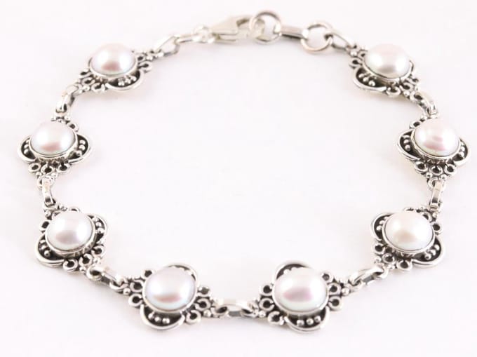 Bewerkte zilveren armband met zoetwater parels