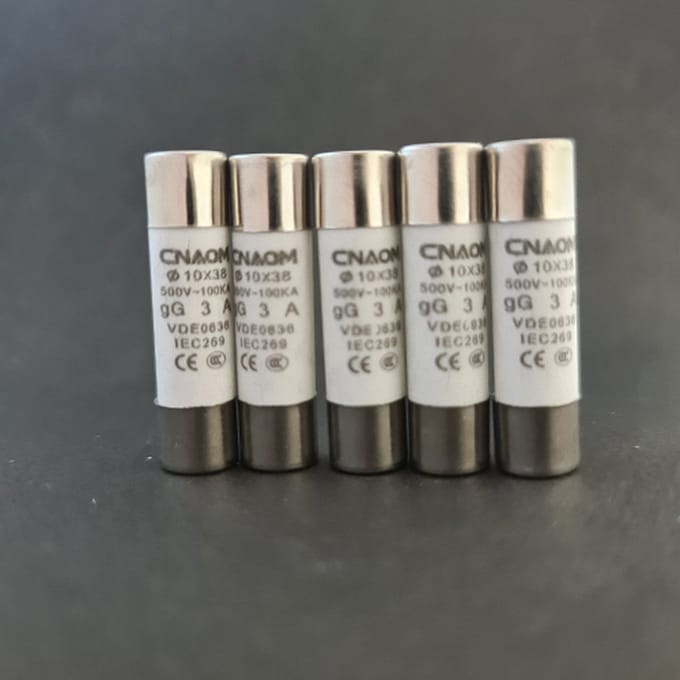 R015 10x38 Keramische Buiszekering - 3A - 10x38mm 5stuks