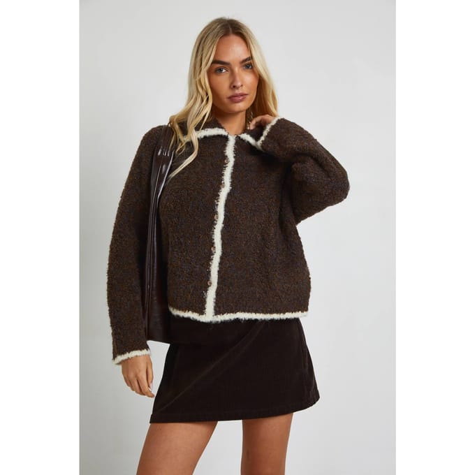 boohoo Dames Chunky Boucle Gebreide Vest met Contrasterende Bies en Knoopsluiting | Chocoladebruin | Maat: Medium