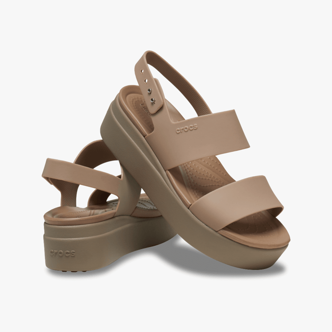 Crocs Brooklyn - Sandalen - Lage Hiel - Latte - Mushroom