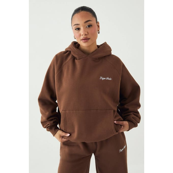 Dames Dsgn Studio Script Geborduurd Oversized Hoodie | Mokka | Maat: Medium