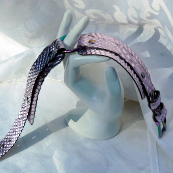 Hetty'S - Luxe Echt Leren Halsband Roze Slangenprint – Fluor Gesp & Studs – Maat M - Verstelbaar van 29-35 cm