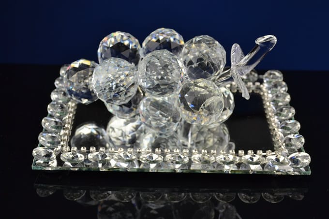 Luxe Kristallen Druiventros op Plateau – Elegant en Decoratief Design