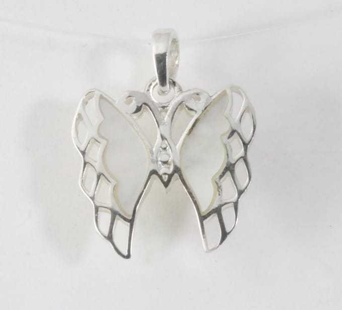 Fijne zilveren vlinder hanger met parelmoer