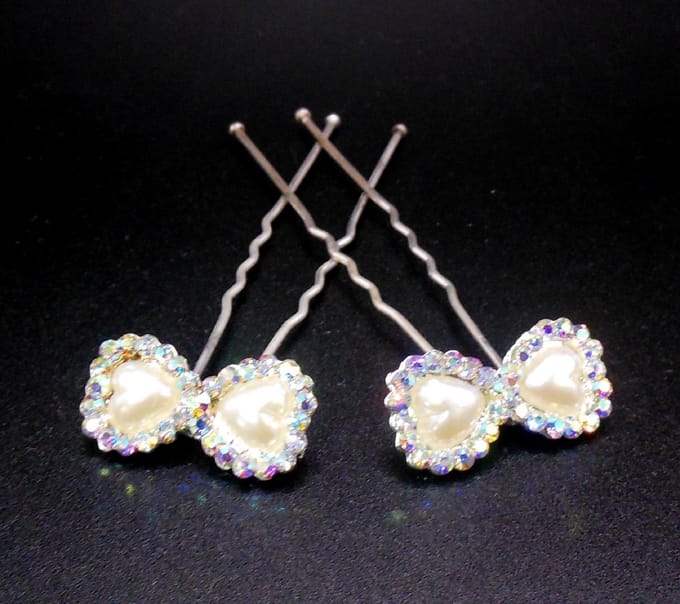Haarpinnen hartjes parels crèmekleur met rondom gekleurde strass punten
