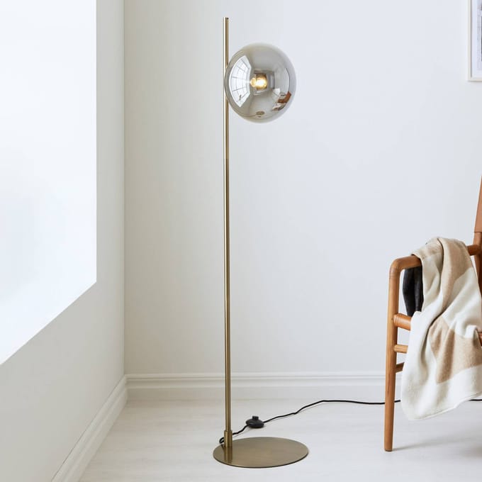 Markslöjd Vloerlamp Dione, messing/rookgrijs, glas, ijzer